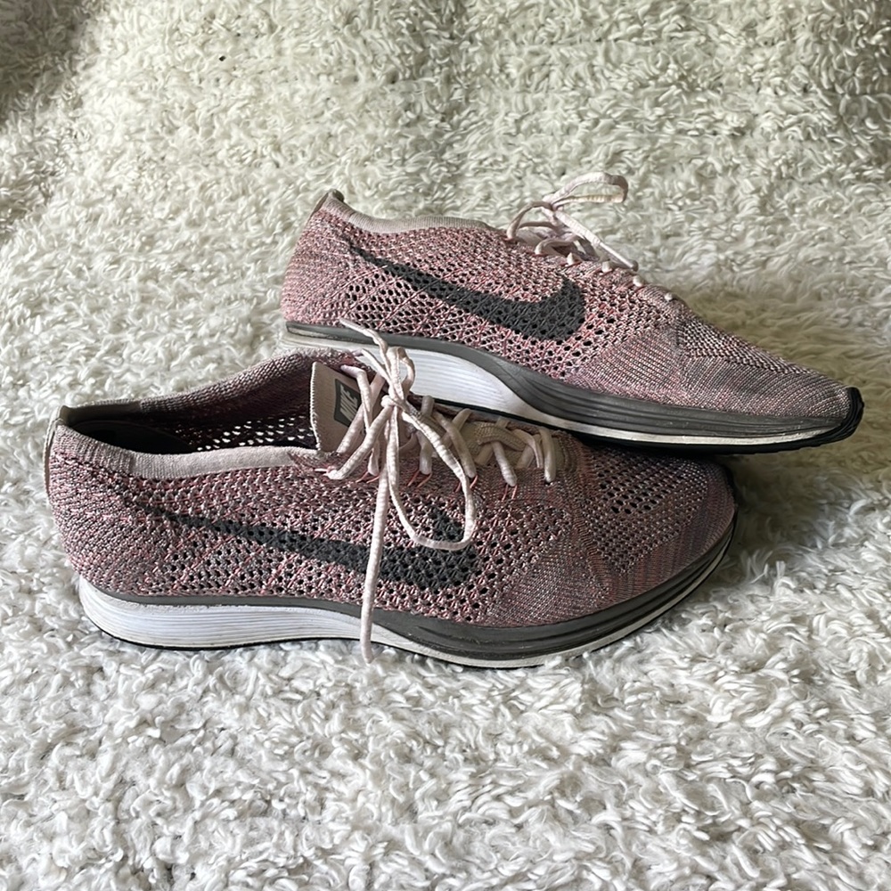 flyknit racer “strawberry”